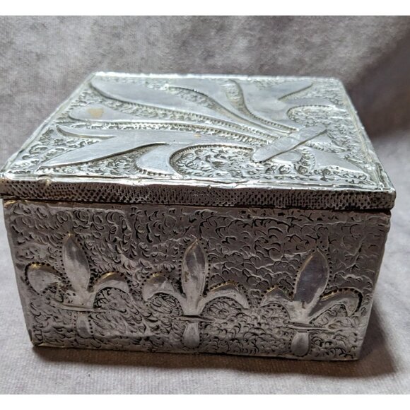 Silver Repousse Fleur De Lis Trinket Box - Picture 10 of 14
